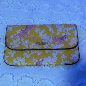 🦜SHOCKINGLY BEAUTIFUL KATE SPADE (pst.. pair it with the matching bag listed!!)